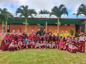 KEGIATAN FOTO BERSAMA DI UPT SDI DALLEMAMBUA NO. 102 KEPULAUAN SELAYAR